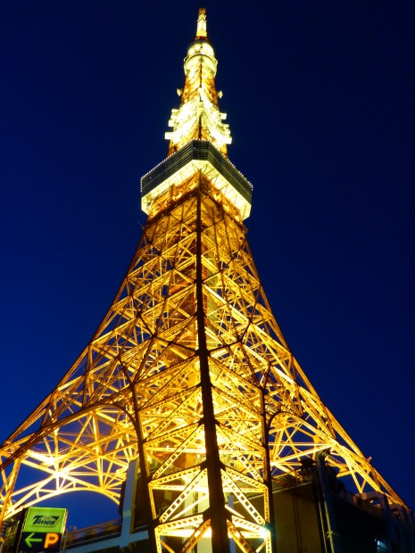 Neee der is es nicht, das ist der Tokyo-tower....wer braucht dann Paris noch??