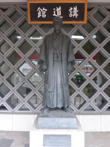 Jigoro Kano (1860-1938), er entwickelte Judo. 30m links von der Statue ist das Kodokan- das erste richtige Judo-Dojo mit mittlerweile 1206 Matten 
