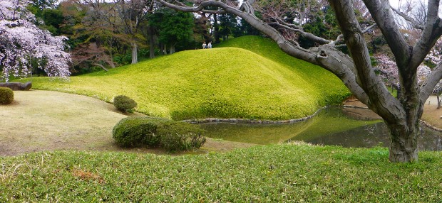Japanische gaerten spiegeln die Natur wieder, sie zeigen verkleinert landschaftsformen wie Berge,Taeler und Seen 