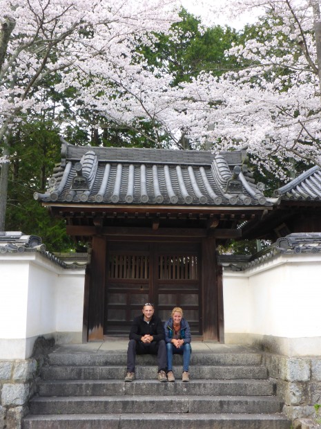 Wir an einem Tempeleingang bei Kyoto