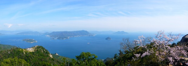 Ein herrlicher Ausblick auf ein paar von Japans 6852 Inseln