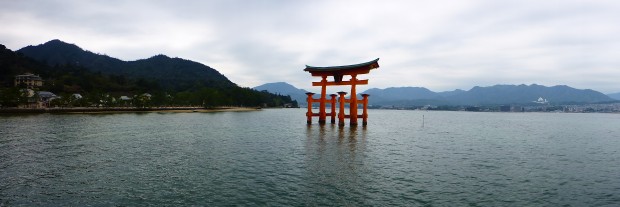 Der Torii-Schrein Japans meist Fotograf hier festes Wahrzeichen und UNESCO Weltkulturerbe