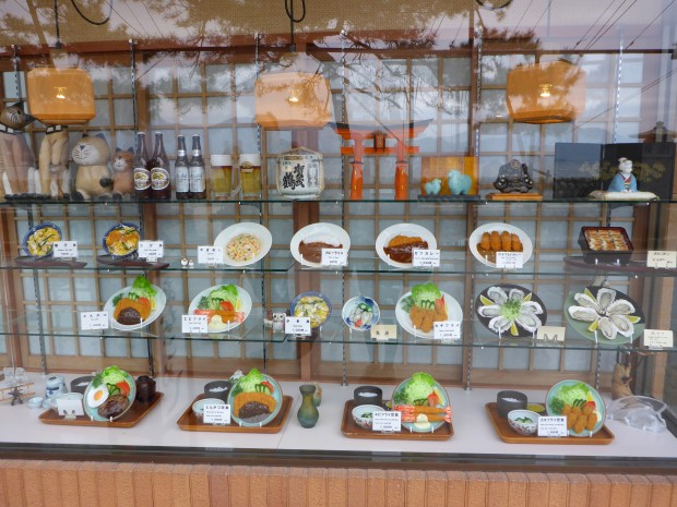 Fast Überall:  Plastik Essen zeigt dem potenziellen Kunden was er in diesem Restaurant erwarten darf