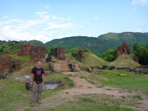 Diese Ruinen sind Überbleibsel der Cham kultur, welche im 2 oder 3 Jahrhundert hier in Zental-vietnam und Kambodgia  lebten.Damals war es eine Hinduistische Kultur...heutige chams sind zu 80% Muslime