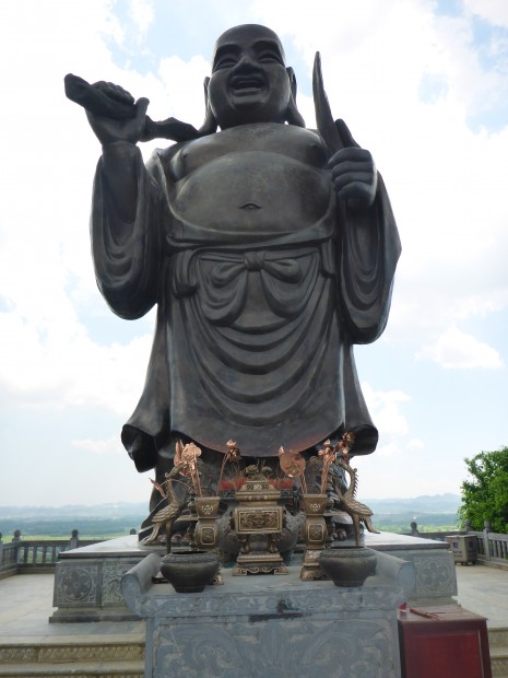Rund um den Ort Nihm Bihn gabs viel zu sehen, unter anderem einen großen Buddha und die Bai Dihn Pagode.