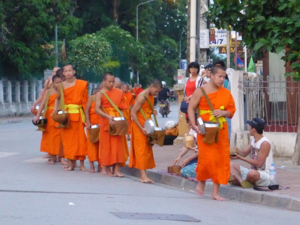 Beim ersten Sonnlicht kamen die "bettel Mönche" von Luaprabang